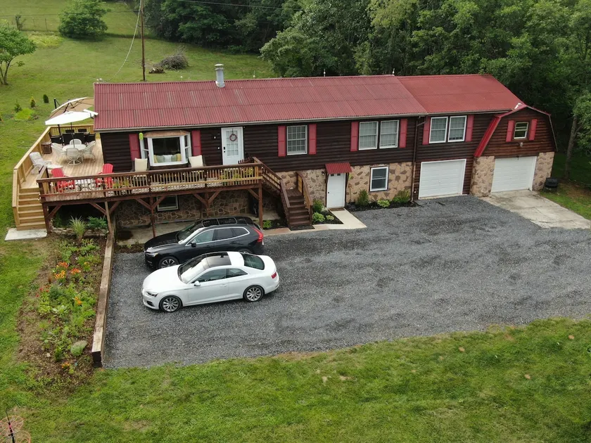Scenic 4BR Home • 3 Baths • 2 Kitchens • + Parking - Image 1
