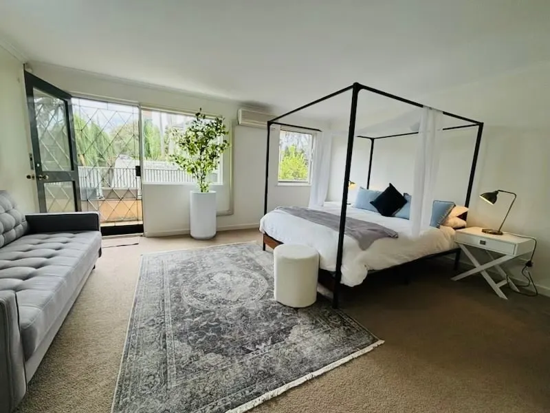 Walkable*Adel Oval*Free Parking*Location*Romantic - Image 1