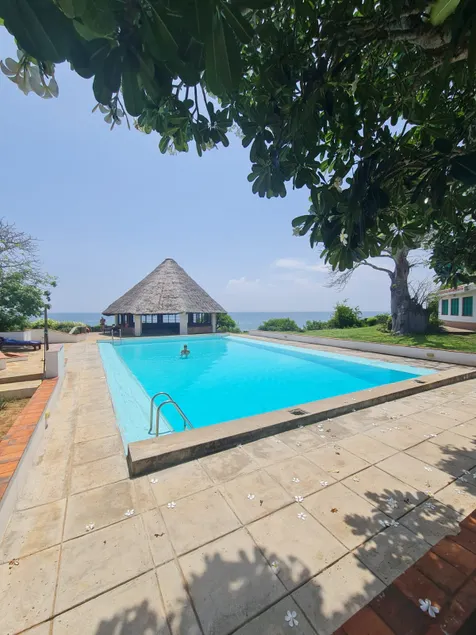Shorefront villa on the beach - Image 1