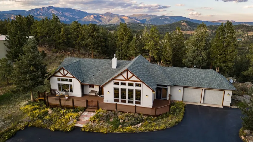 Luxe MTN Retreat | Pickleball | HotTub | FirePit - Image 1