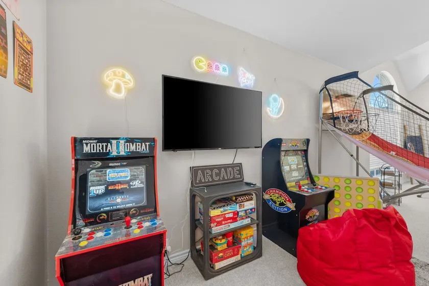 Charming Spacious Oasis with Arcade & Office Space - Image 1