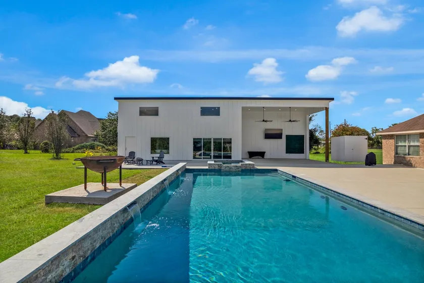 Quinta Cove- Mont Belvieu - Image 1