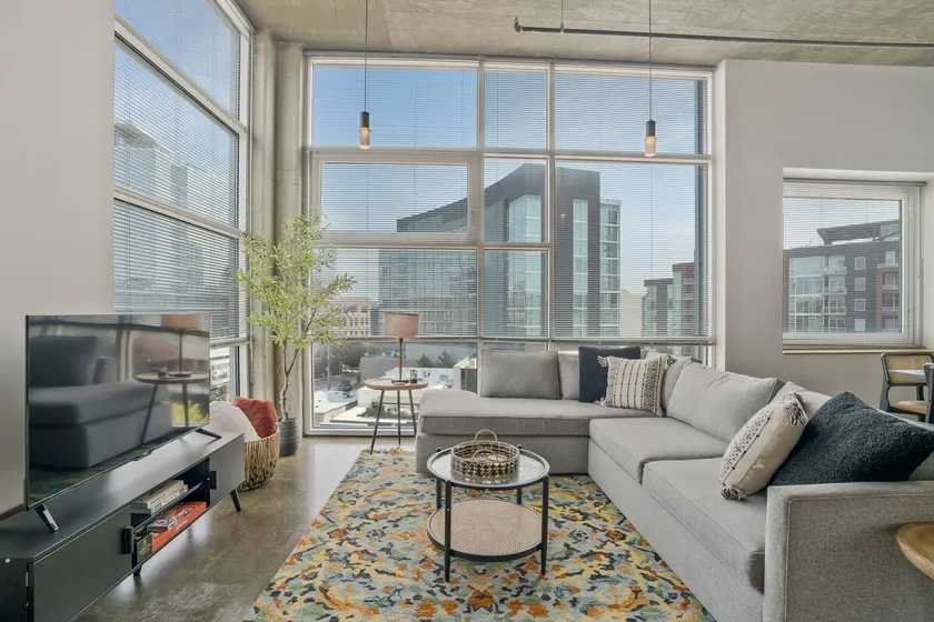 Business Ready Loft Near Downtown - Image 1