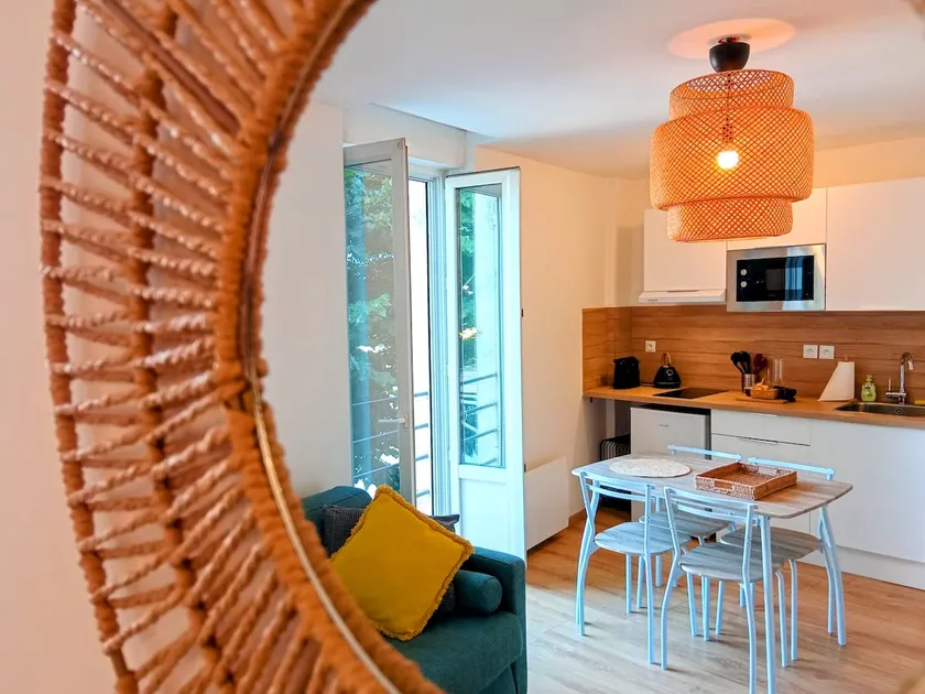 Apartment facing the train station • Ideal for business & short stays - Image 1