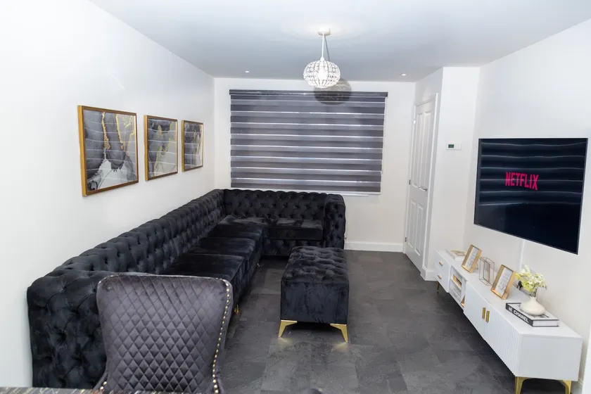 Modern 3 Bedroom Home in Newcastle - Parking - Image 1