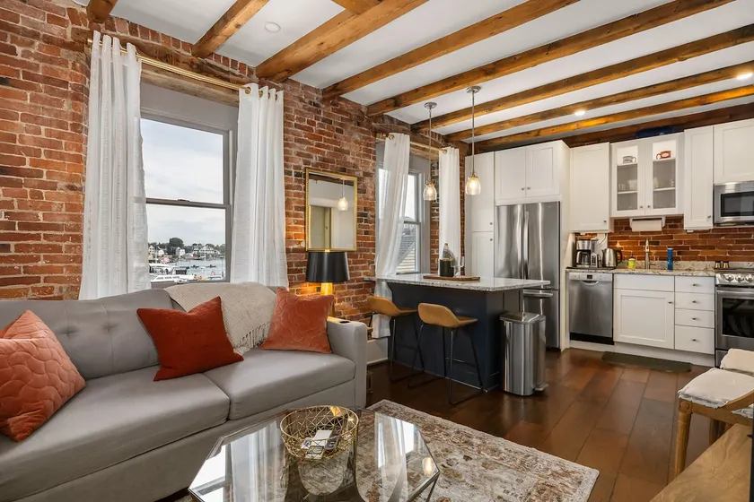 Tugboat Vista 2 Bedroom Downtown Portsmouth - Image 1