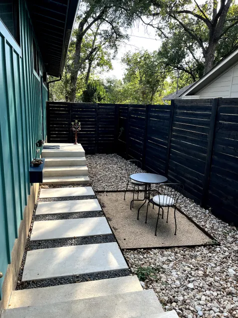 The Darwin: Quiet, Unique Austin MCM Apartment - Image 1