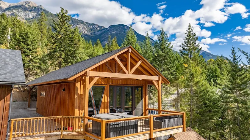 Southridge Chalet | HOT TUB | AC | BBQ | VIEWS - Image 1
