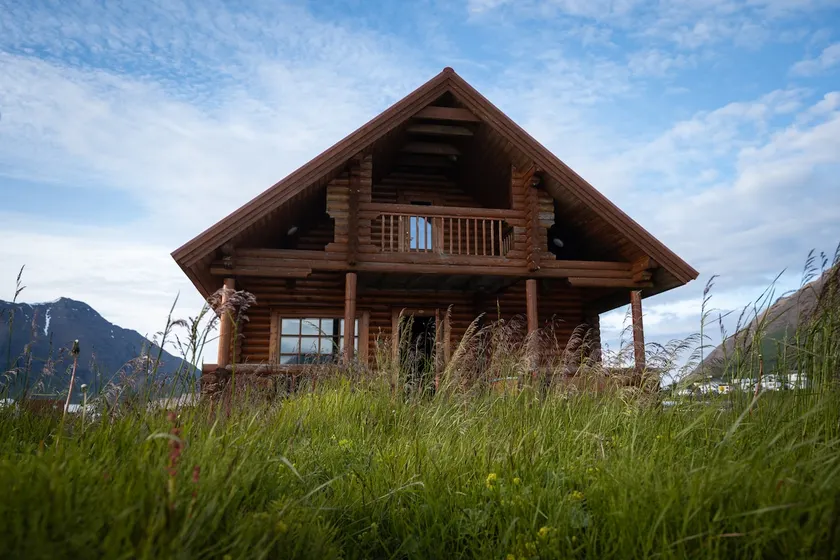 Large cabin by the waterfront - Image 1