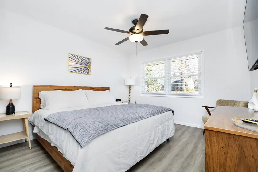 Centrally located, Cozy 4b/2b home away from home! - Image 1