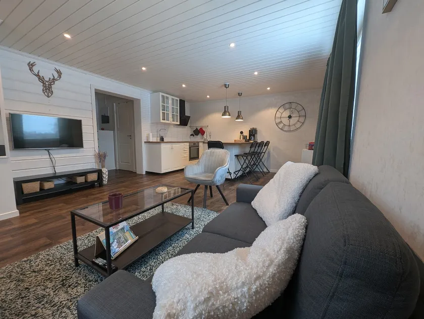 Warm & Homely Hideaway – Terrace & Mountain View - Image 1