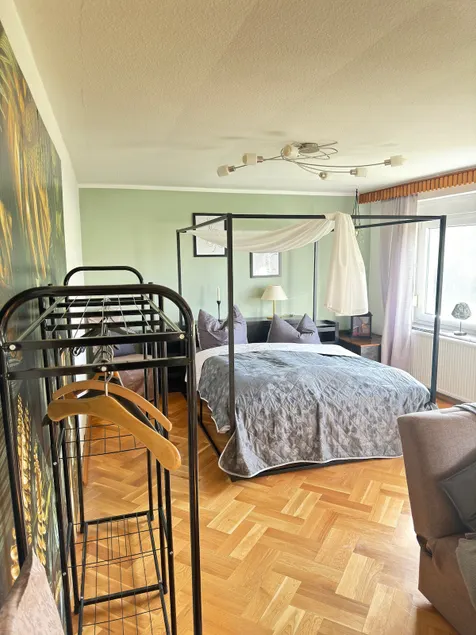 Budget apartment – bathtub, kitchen, parking - Image 1