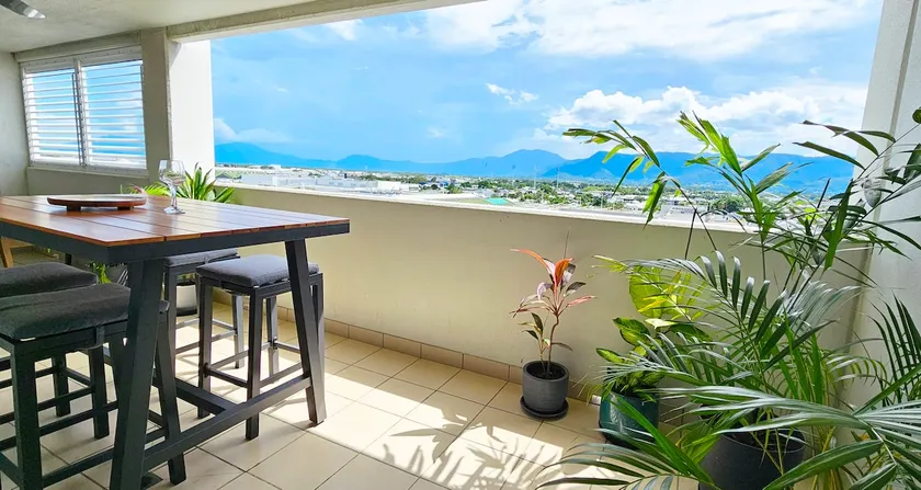 Tropical King Apartment, 2 Aircons, Parking & Pool - Image 1