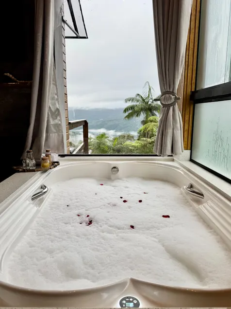 Romantic retreat • Hydro and amazing view - Image 1