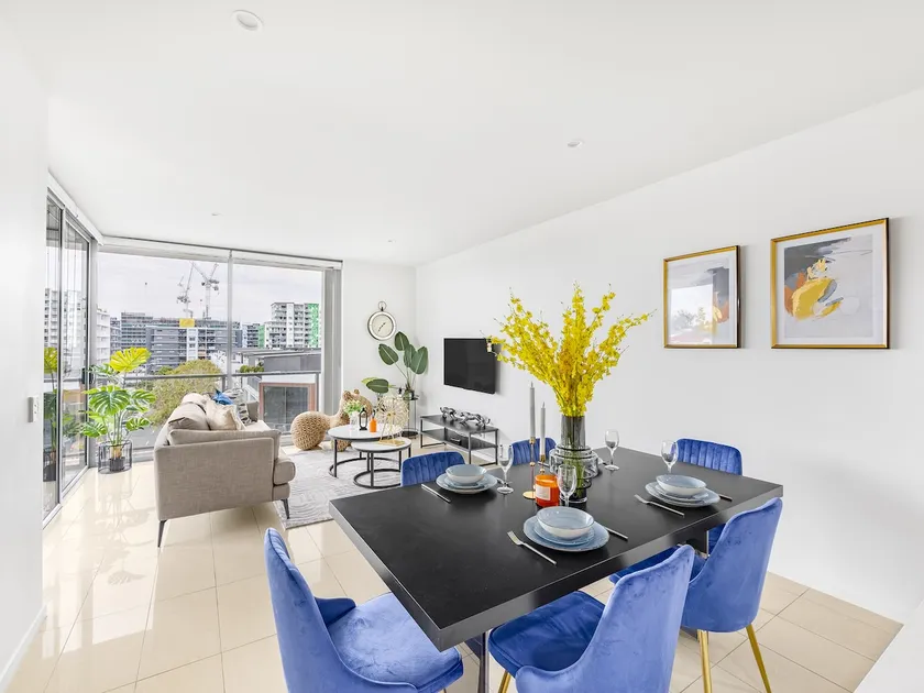 Modern 3BR Riverside APT w Parking near Shops and Park - Image 1