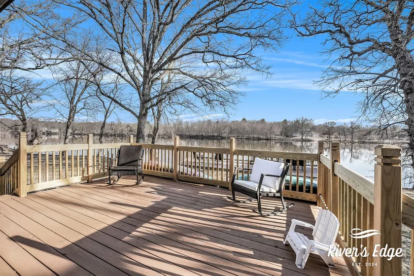 Rivers Edge Retreat Cozy Waterfront Getaway - Image 1