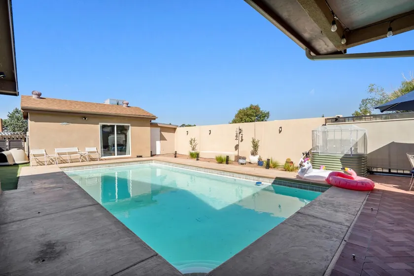 ABQ Family Getaway | King Bed | BBQ | Bball Arcade - Image 1