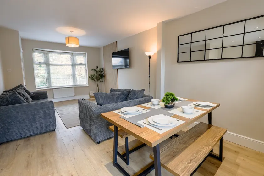'Station House' Cosy Renovated Family-Friendly Home in Runcorn, Cheshire - Train Station Liverpool Chester Links, Brindley Theatre - Image 1