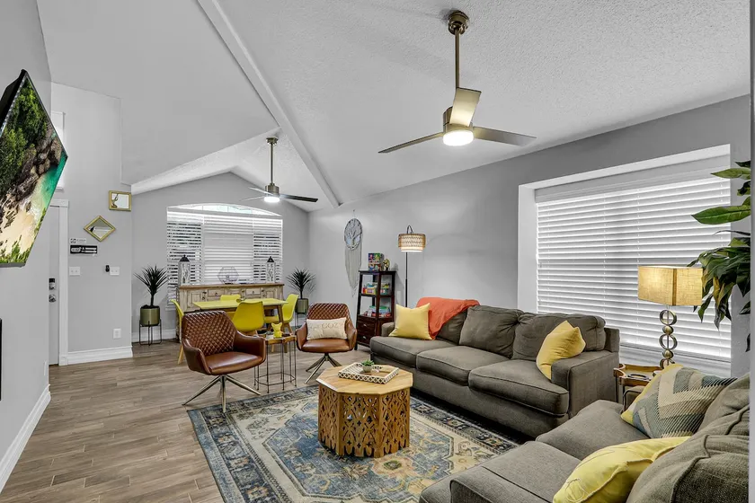 SunKissed Retreat: 4 beds 2 baths. Pets ok. - Image 1