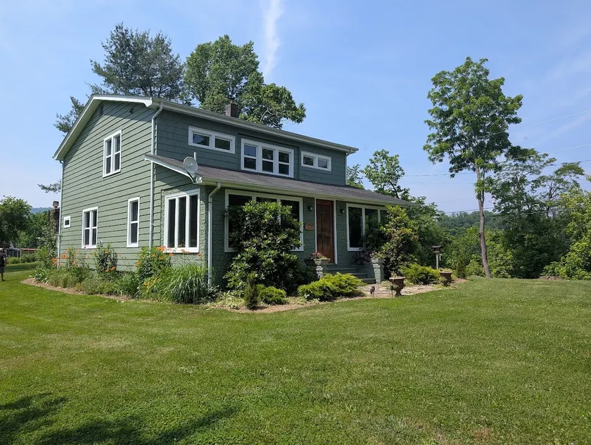 Charming Farmhouse - Sleeps 8 - Image 1
