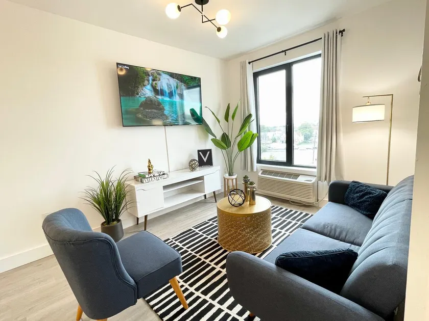 Luxe King 1BR -Indoor Pool Near EWR, NYC & MetLife - Image 1