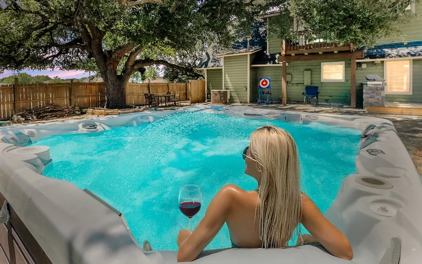 Sleeps 20+ Hot Tub-King Beds-Gym-BBQ-Fire Pit-TVs - Image 1