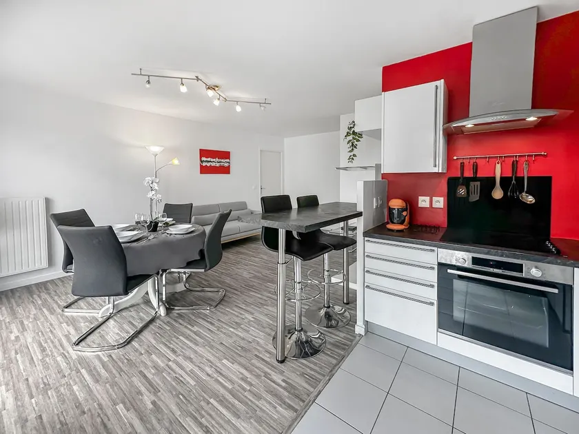 Urban Balcony Apartment for 4 People, Parking, Linens, Pets Allowed - Image 1