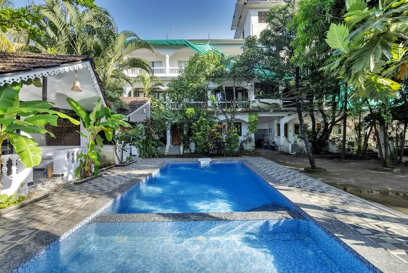Green View 1BR with Pool 1min Walk to Morjim Beach - Image 1
