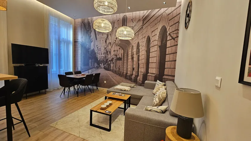 Central Elegance - Image 1