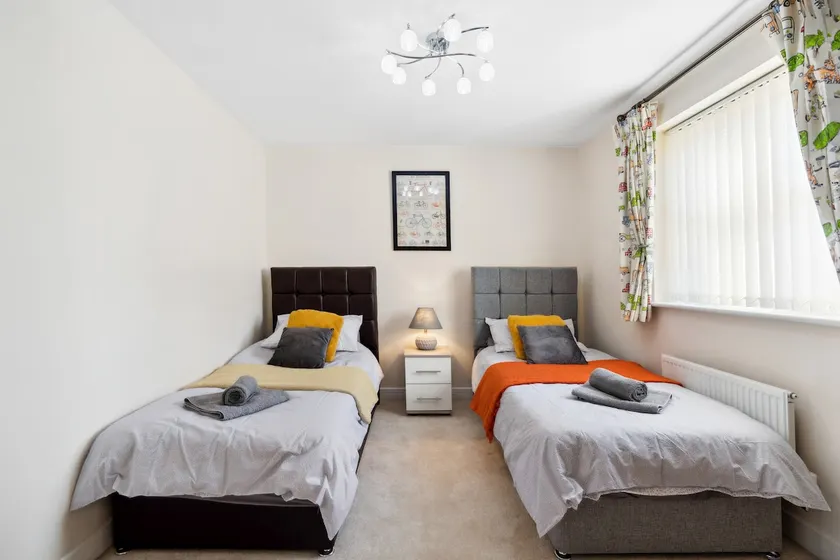 5BR Hinckley l Sleeps 10 l 2 Big Parking l House - Image 1