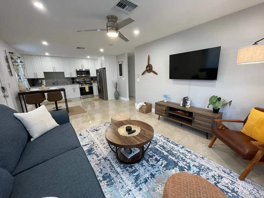 NEW! Spacious Gulfstream park w KING suite - Image 1