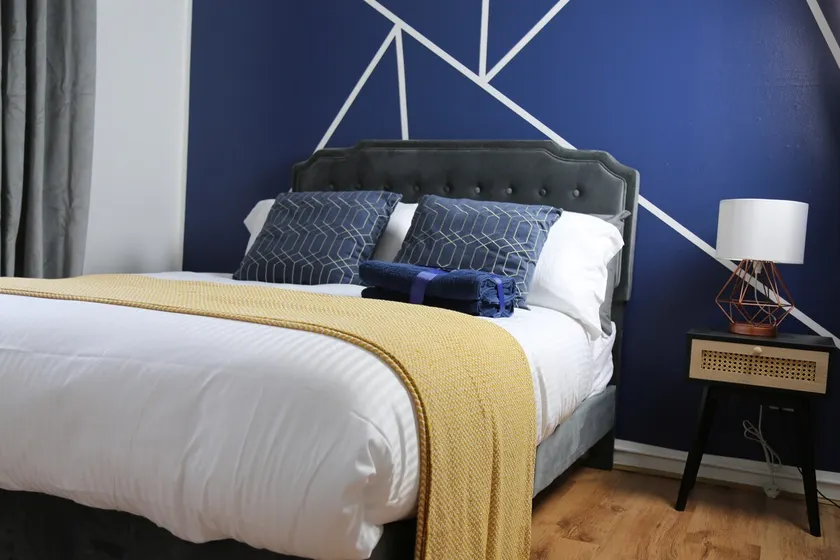 Farm View - 3BR Stay Near Billing Aquadrome - Sleeps 8 in 4 beds or 4 Contractors and Tradesmen separately - Free Parking, Long-stay and Short-stay Accommodation Modern Amenities Shops & Cafés Leisure and Business Long-Stays Welcome - Image 1