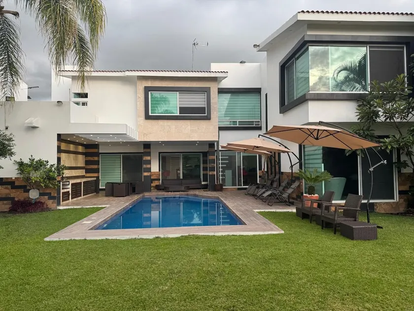 Los Pinos Residence - Image 1