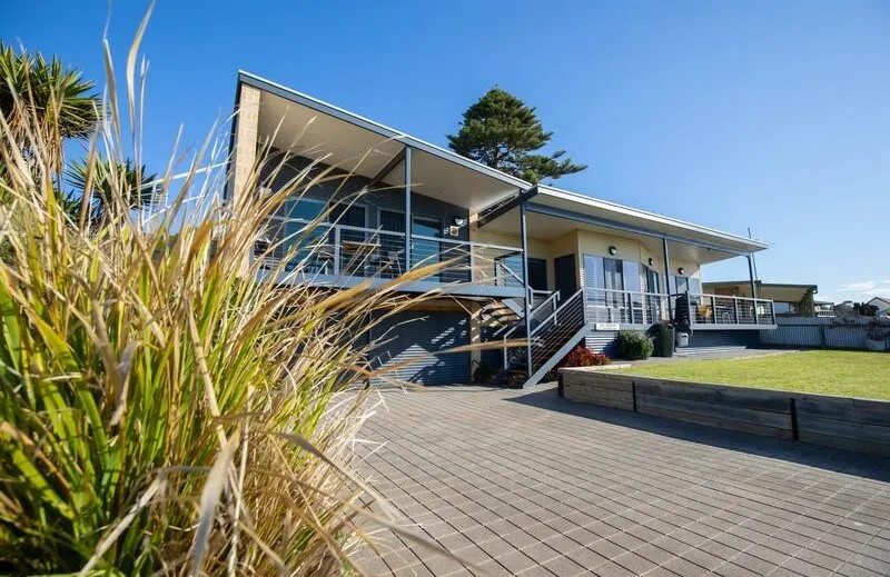 Coastal Kangaroo Island home, walk into town - Image 1