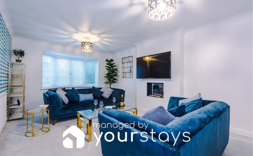 Kinship House by YourStays - Stunning Holiday Home in the Suburbs - Image 1