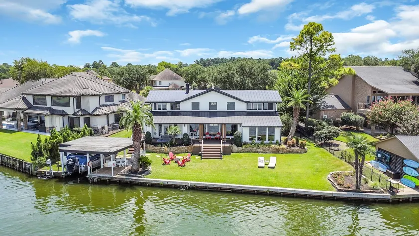 Waterfront Lake House Family Fun - Image 1