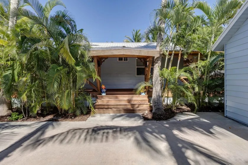 Beachside 3BR Bungalow with outdoor hot tub - Image 1
