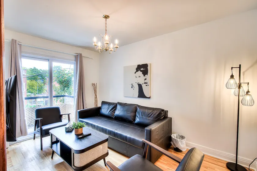 Montreal Traveler's Home Vintage & Value 2BR apt - Image 1