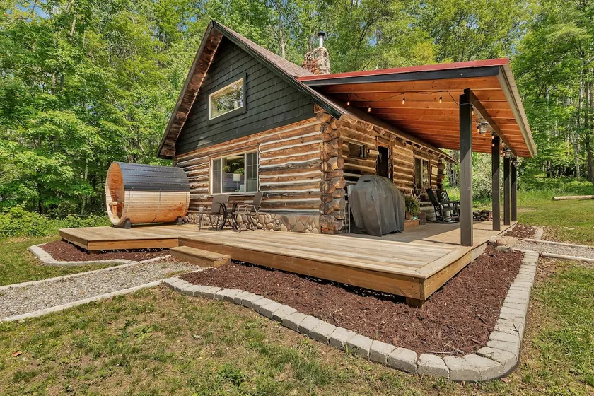 The Pearl. Log Cabin in the Woods. - Image 1
