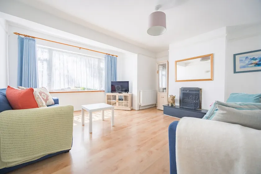Cambridge North 3-Bed Family Home Garden & Parking - Image 1