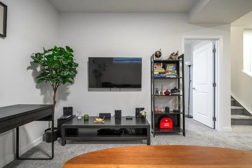 Perfect Stay 2 Bedroom Basement Suite - Image 1