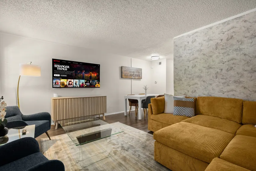 Across from ACL Fest & F1 Ready ~ Parking ~ DT - Image 1