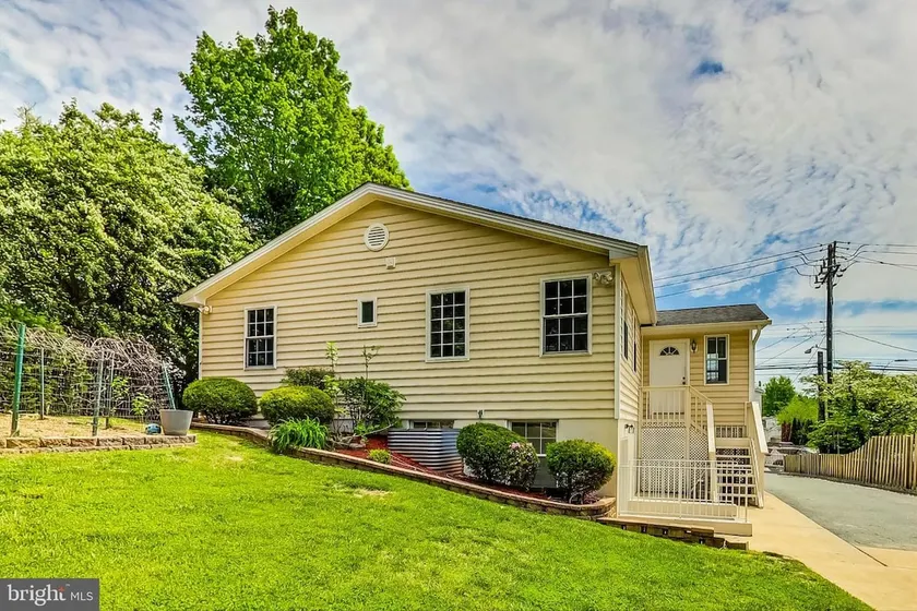 Spacious 4BR Private Basement GuestSuite MetroWalk - Image 1