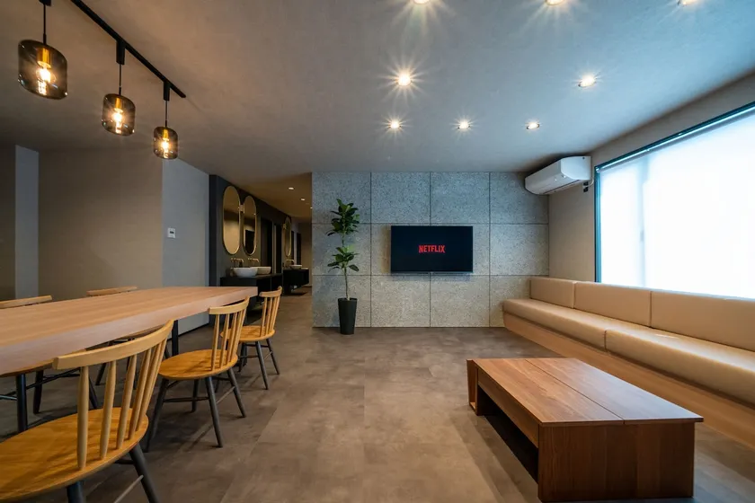 Maximum 16 people | 10 beds | 2 bathrooms and 2 toilets | 4LDK | 170㎡ flat | Ski resort: 15 minutes by car | Multiple parking spaces OK - Image 1