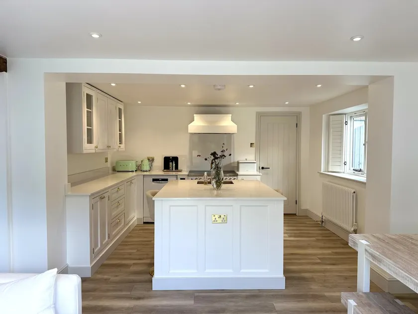 Beautiful village 3 bed cottage - Image 1