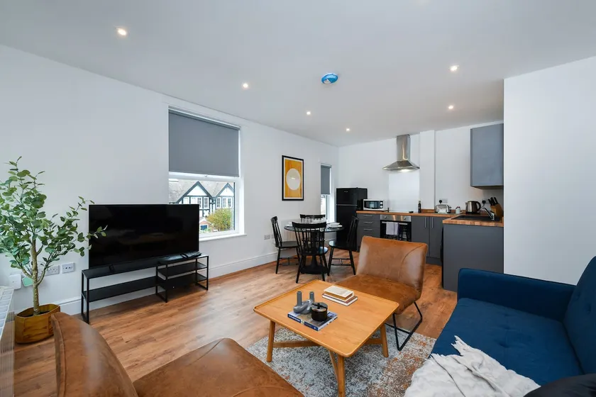Charming 2Bed Flat - Spacious & Prime Location - Image 1