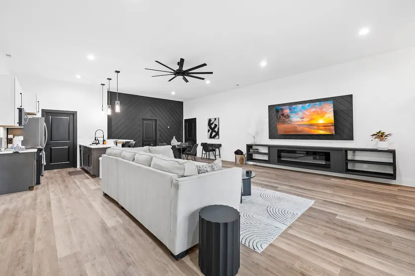 Stunning Modern 2 Bd Lux Lower Level Apt Charlotte - Image 1