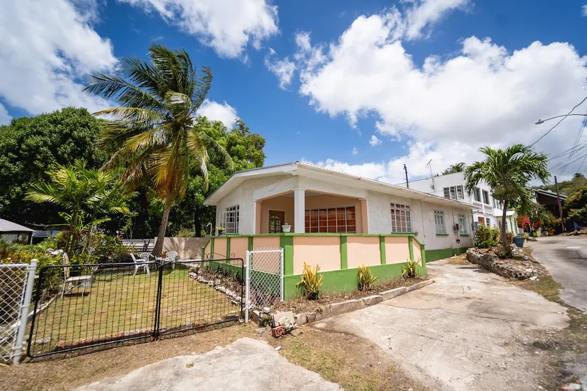 1 min walk to Beaches/Spacious Home/Sleeps 6 - Image 1