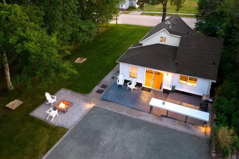 Hometown Haven- 3 bedroom, Large Yard, Firepit - Image 1
