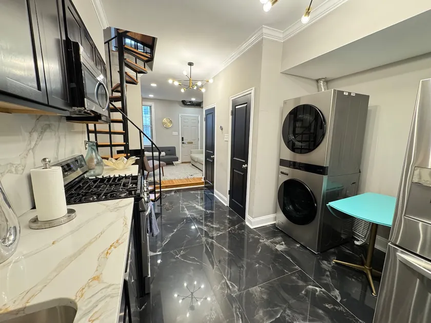 Prime Townhouse | Walkable + Cozy + Modern - Image 1